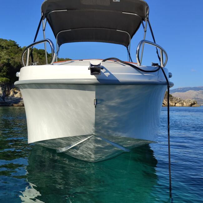 Easy to drive boat hire in Paleros